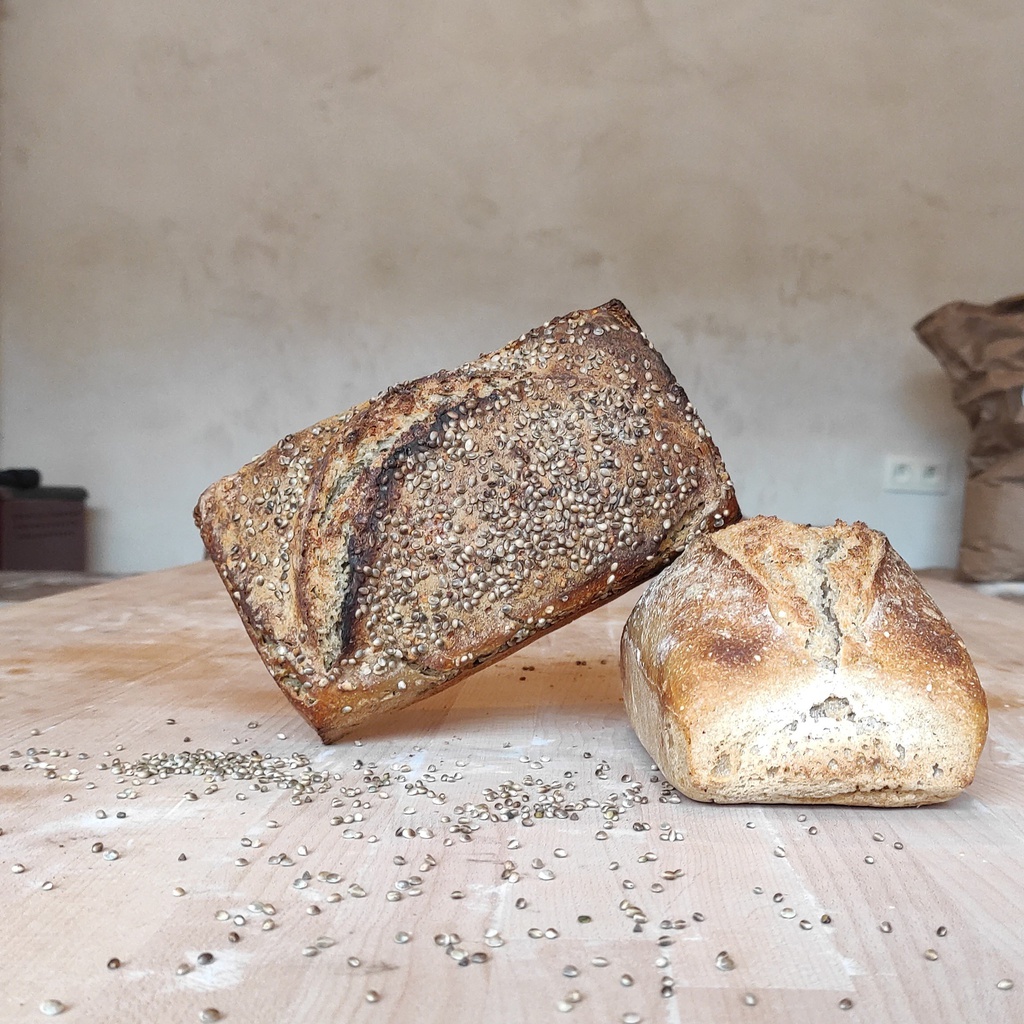 Pain de blés anciens aux graines de chanvre